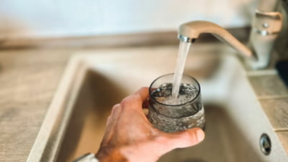 Amenințare uriașă pentru apa potabilă a Europei. Peste 60.000 de francezi nu mai pot bea apa de la robinet, contaminată cu PFAS, substanțe chimice „eterne”