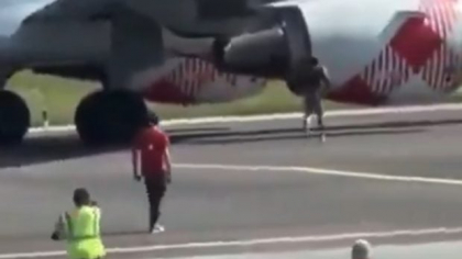 Imagini cu ultimele momente ale bărbatului care a fost aspirat de motorul unui avion, pe aeroportul din Bergamo I VIDEO   