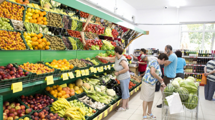 Românii cumpără mai multe produse nealimentare, dar reduc din coșul alimentar: retailul crește ușor în primele cinci luni
