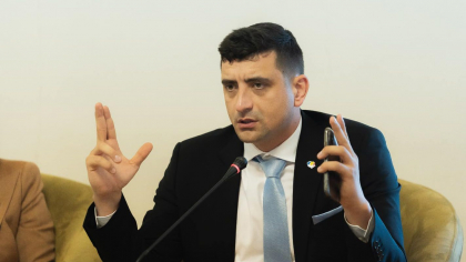 George Simion a început să împartă pliante în care apare alături pe premierul maghiar Viktor Orban. Liderul AUR nu are acordul părții ungare