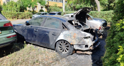 Două mașini incendiate intenționat la Ploiești. Autorul a fost prins după ce a fost surprins de camerele de supraveghere