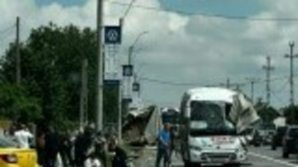 Planul roșu a fost activat în Iași. Un autocar plin cu oameni a lovit un TIR