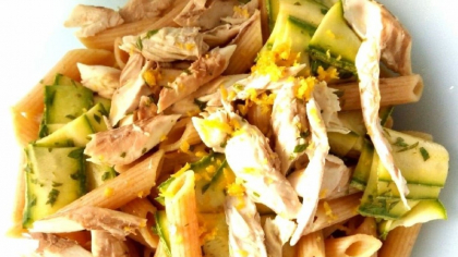 Pastele de vineri seara. Salată de paste reci cu dovlecei cruzi marinați, file de macrou din conservă și, opțional, boabe de fasole, cu lămâie din belșug și ierburi aromatice