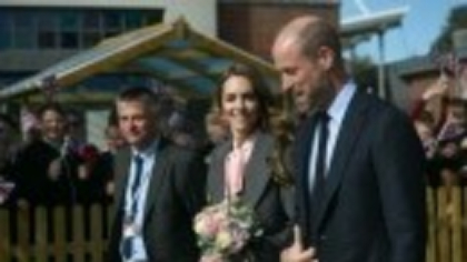 Prinţesa şi Prinţul de Wales au vizitat o şcoală din Southport. Ţinuta elegantă purtată de Kate Middleton. GALERIE FOTO