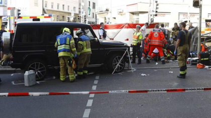 O mașină a intrat în oameni în Germania