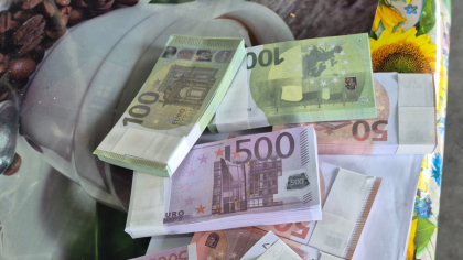 Captură record. 4,8 mil. de bancnote false, descoperite de Poliția Română și Autoritatea Vamală