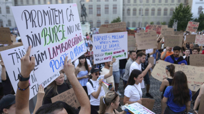 Protest al studenților și elevilor în Piața Victoriei. Tăierea burselor a scos tinerii în stradă