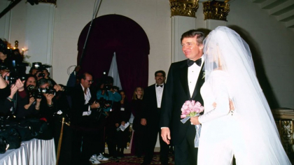 Imagini nemaivăzute din arhive dezvăluie relația apropiată a lui Trump cu Epstein. Reacția Casei Albe: „Era un ciudat”