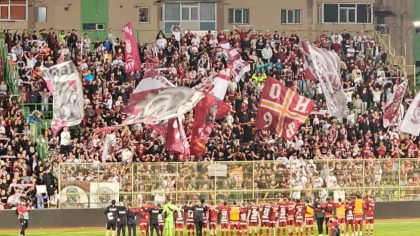 Spectacol la meciul FC Argeș – Rapid: fanele lui Dobrin au eclipsat fazele de joc cu ținutele lor provocatoare!