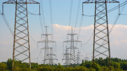 Companiile din energie, obligate să plătească un avans când cumpără electricitate pe bursă