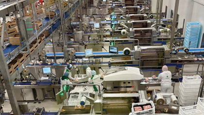 Investiţie de 76 de milioane de euro. Carmistin, grup deţinut de familia Paraschiv, cu afaceri de 300 mil. euro, produce carne de pasăre în două schimburi în noua sa fabrică din Vâlcea, cu 900 de angajaţi