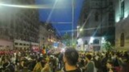 Sute de oameni, în centrul Capitalei, după ce exit-poll-urile l-au dat câştigător pe Nicuşor Dan. Circulaţia rutieră, blocată