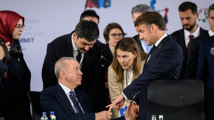 Salutul bizar dintre Erdogan și Macron: președintele Turciei l-a ținut de deget, secunde în șir, pe liderul francez