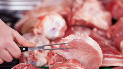 România, pe locul al treilea în UE la lipsa accesului la o alimentaţie decentă: 16% dintre români nu îşi permit o masă cu carne o dată la două zile. Media Uniunii Europene este de 8,5%