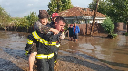 Bătrână salvată din calea apelor. Misiune contracronometru a pompierilor