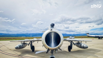 Spectacol aviatic rar la Sibiu. Un MiG-15 a aterizat pe Aeroportul Internaţional din oraș