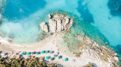 O insulă din Grecia, preferată de români, a ajuns cea mai aglomerată stațiune din Europa
