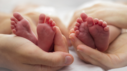 Povestea incredibilă a două femei, schimbate după naștere, care s-au întâlnit după 35 de ani. Cum au descoperit adevărul