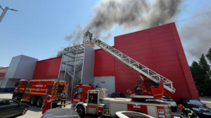 Incendiu la AFI Cotroceni: pompierii luptă cu flăcările de pe terasă FOTO