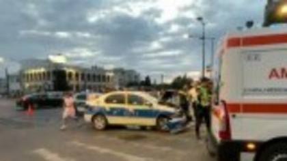 O șoferiță din Constanța a fost rănită după ce a intrat într-o mașină de poliție aflată în misiune. Mașina ei s-a răsturnat