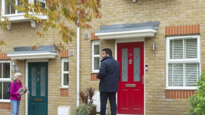 Un român a moștenit o casă de la o femeie pe care nu a cunoscut-o niciodată, în Marea Britanie, și a transformat-o în plantație de canabis