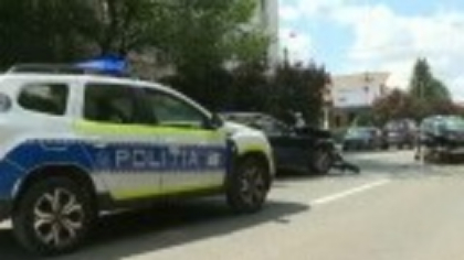 Accident cu trei mașini pe un bulevard din Timișoara. O femeie însărcinată în șapte luni a ajuns la spital