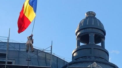Stegarul Dac a evadat din arestul la domiciliu. Și-a tăiat brățara electronică și s-a urcat pe o schelă din Piața Universității
