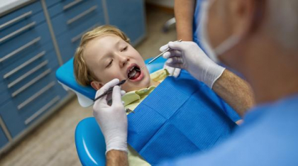Un dentist din Iași a scăpat o freză în gâtul unui copil de 5 ani