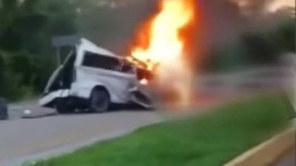 Accident soldat cu cel puțin 15 morți. Un camion de mare tonaj s-a răsturnat, lovind un autoturism și o camionetă VIDEO