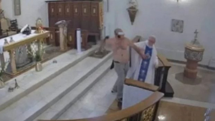 Un polonez băut a intrat într-o biserică, a bătut preotul și a făcut praf altarul