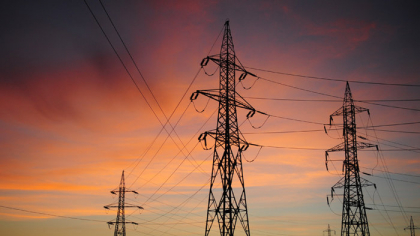 Electrica ia un credit sindicalizat de 3,1 mld. lei de la un consorţiu de bănci care include Banca Transilvania, BCR, CEC, BRD, ING, Raiffeisen, Intessa pentru investiţii şi refinanţare. Finanţarea, cât 70% din capitalizare. Chiriţă, CEO: Un pas esenţial în strategia noastră de consolidare financiară şi de sprijinire a investiţiilor în energie regenerabilă