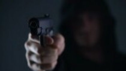 Teroare într-o familie din Dolj. Copiii s-au ascuns în baie, de teama tatălui care le amenința mama cu pistolul