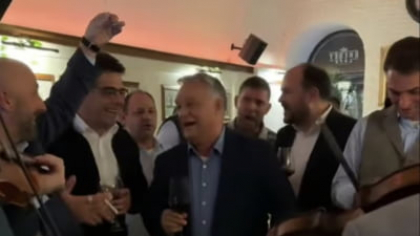 Viktor Orban, surprins la o petrecere într-un local din Cluj-Napoca. Versurile cântate de premierul maghiar VIDEO