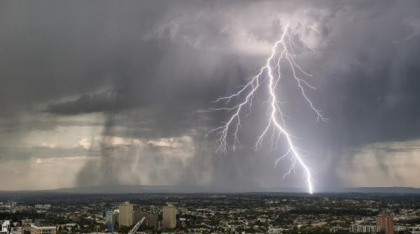 Prognoza meteo specială pentru Bucureşti. A fost emis un cod galben de furtuni şi vijelii pentru marţi