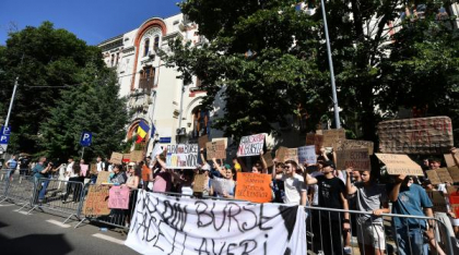 Sute de elevi și studenți au protestat din nou în București față de tăierea burselor