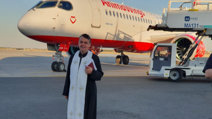 Slujbă insolită pe Aeroportul Otopeni! Un avion Airbus A 220-300, sfințit de preotul Petru din Cluj