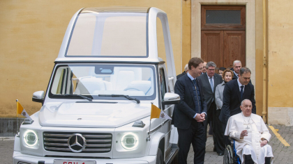 Un papamobil al Papei Francisc va fi transformat în unitate medicală pentru copii