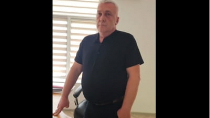 Scandal într-o primărie. Un bărbat i-a amenințat cu moartea pe primar și viceprimar și a transmis live circul pe care l-a făcut VIDEO