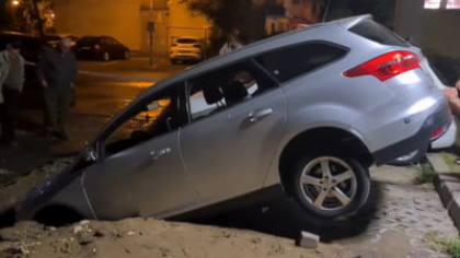 Mașină înghițită de o surpare de teren în Capitală. Care a fost cauza incidentului FOTO/VIDEO