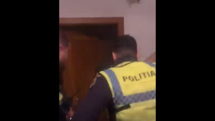 Momentul dramatic în care polițiștii sparg ușa unui apartament din Constanța și salvează un bărbat dintr-un incendiu