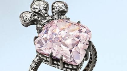 Un diamant al reginei Franței, Maria Antoinette, a fost vândut la licitație cu o sumă record