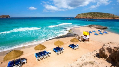 Turiști îngroziți de noua amenințare din Ibiza. Șerpi de aproape doi metri îi sperie pe oameni