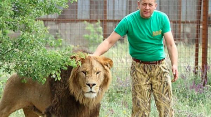 Bărbatul care a furat animale din parcurile zoologice din Ucraina a fost acum atacat de un leu. Cine este Oleg Zubkov