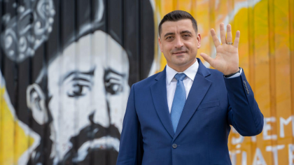 George Simion a părăsit România după ce a pierdut în fața lui Nicușor Dan. Cu cine a fost surprins în aeroport
