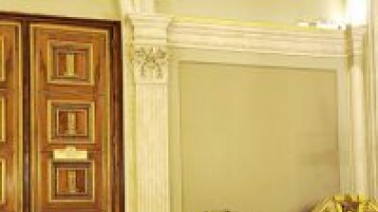 Insemne ale comunismului – expuse la Opera Națională București. Este vorba de Stema Partidului Comunist Român, cu celebrele însemne secera și ciocanul, și stema Republicii Socialiste România