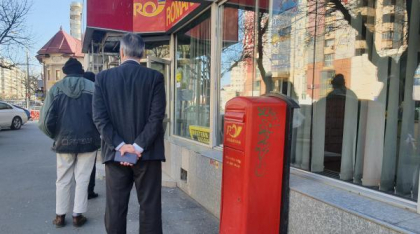 Românii pot depune, de acum, numerar direct pe cardurile bancare, la orice oficiu poștal. Cum se folosește noul serviciu financiar
