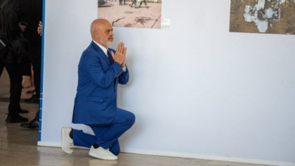Edi Rama, gest surpriză la conferința pentru reconstrucția Ucrainei: s-a pus în genunchi înainte să o salute pe Giorgia Meloni