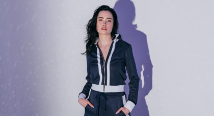 Uniforma feminității în România: De la tocuri la treninguri de mall
