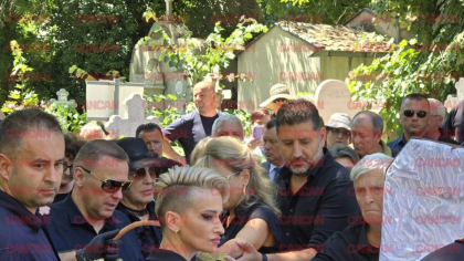 Gestul SFÂȘIETOR făcut de fiul lui Ion Cernea, înainte ca sicriul cu trupul neînsuflețit al tatălui său să fie băgat în groapă. Îți dau lacrimile!