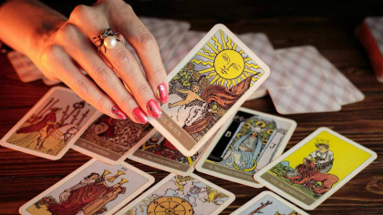 Previziuni tarot iulie 2025. Unele relații vor trece printr-o fază de schimbare profundă. Este încurajată renunțarea la ceea ce nu ne mai folosește pentru a face loc la ceva mai bun